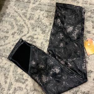 Gray patterned active maternity leggings .